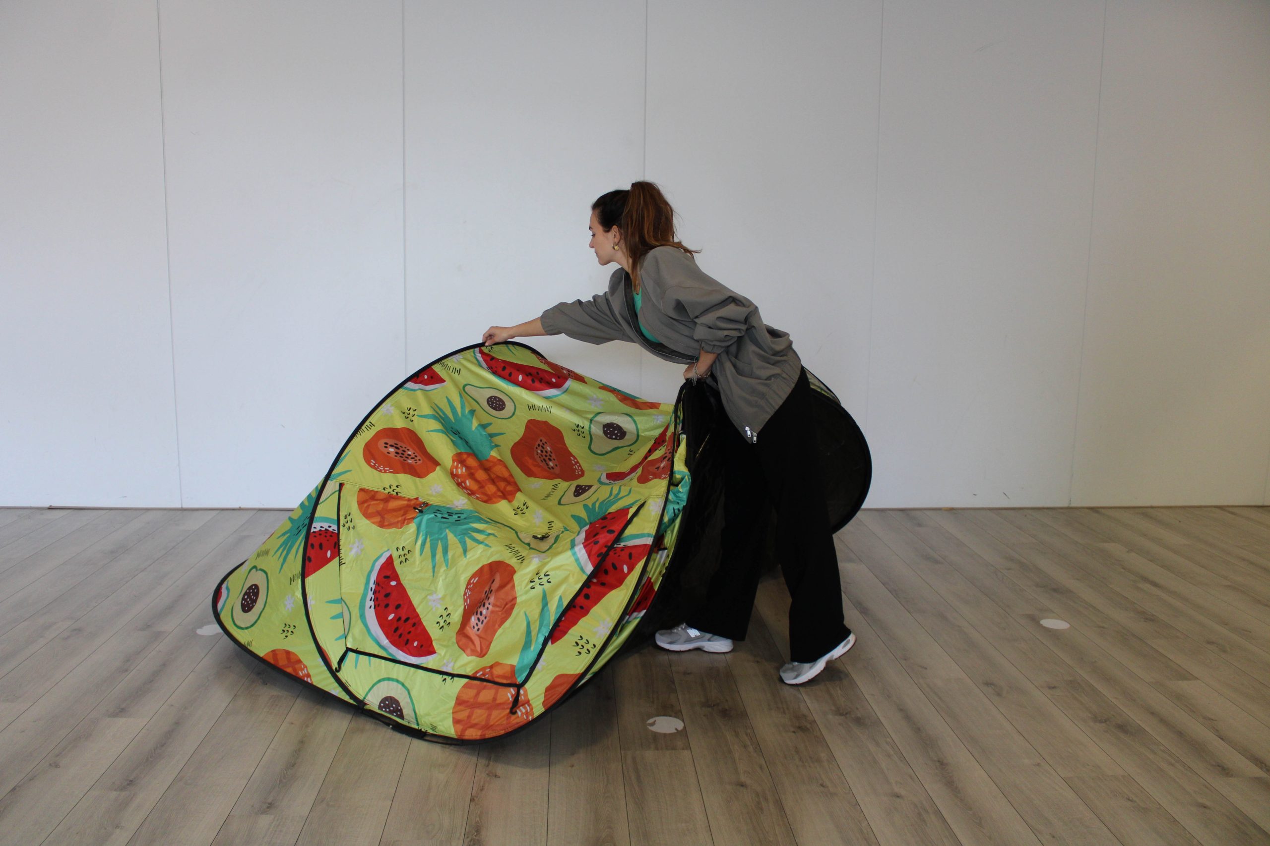 pop-up tent opvouwen